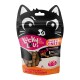 Kleurvolle traktatentas voor huisdieren met een kattengezicht, gelabeld 'LUCKY LOU's STICKS MIX,' met kip en konijn smaken, graanvrij, Zwitsers gemaakt.
