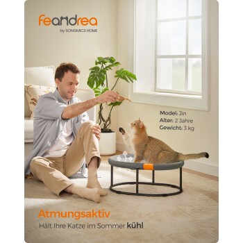 Ein Mann spielt mit einer hellbraunen Katze neben einem runden Katzenbett mit der Aufschrift "Atmungsaktiv." Text: "Modell: Jin, Alter: 2 Jahre, Gewicht: 3 kg."