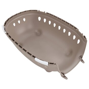 Brauner Kunststoff-Haustierträger mit Belüftungsöffnungen und weißen Clips, entworfen für den Transport kleiner Tiere.