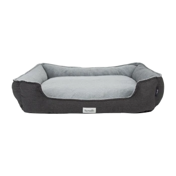 Graues Hundebett mit einem weichen, hellgrauen Innenraum und einem Fischgrätmuster außen, mit einem 'Scruffs'-Logo-Tag.