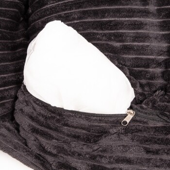 Nahaufnahme einer schwarzen Haustierdecke mit einer Reißverschlusstasche, die ein weißes Kissen enthält, und weichem, strukturiertem Stoff zeigt.