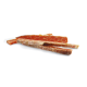 Une pile de bandes de viande séchées et moelleuses pour chiens, présentant une couleur brun rougeâtre avec une texture légèrement rugueuse.
