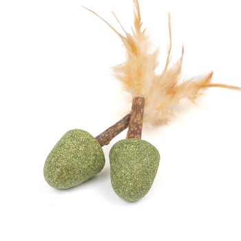 Zwei grüne, eichelförmige Haustierspielzeuge aus natürlichen Materialien, mit braunen Stielen als Stängel und einem Federakzent.
