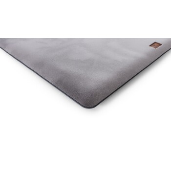 Grau Haustierbett mit einer weichen Fleece-Oberfläche und einem dunklen Rand, ausgestattet mit einem kleinen braunen Logo-Tag in der Ecke.
