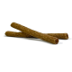 Zwei braune, strukturierte Kau-Sticks (Hundesnacks) gekreuzt vor weißem Hintergrund.