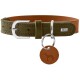 Olivfarbiges Wildleder-Halsband mit beigem Innenfutter, silberner Schnalle und Ringen, braunem Anhänger mit geprägtem Hundemotiv und HUNTER-Logo.