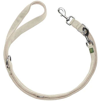 Verstellbare Führleine Divo Up taupe M-L Beige Hundeleine mit einem stabilen Metallclip und verstellbarer Länge, mit einem grünen Etikett mit dem Markenlogo.