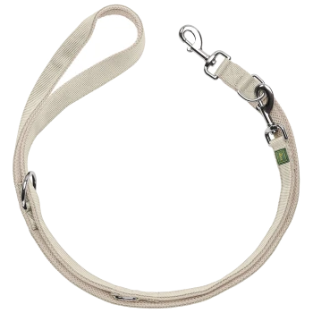 Beige Hundeleine mit einem stabilen Metallclip und verstellbarer Länge, mit einem grünen Etikett mit dem Markenlogo.