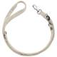 Beige Hundeleine mit einem stabilen Metallclip und verstellbarer Länge, mit einem grünen Etikett mit dem Markenlogo.