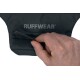 Eine Hand zieht eine Klettverschlussklappe an einem schwarzen Haustierzubehör zurück, auf dem das Logo "RUFFWEAR" deutlich sichtbar ist.