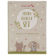 Niedliche Verpackung des Pfotenabdruck-Sets mit einer Cartoon-Katze und einem Hund, Blumen und dem Text "In love with PFOTEN-ABDRUCK SET" und "PAW PRINT SET."