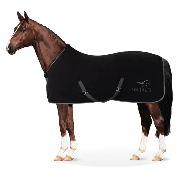 Ein braunes Pferd, das eine schwarze Fleece-Decke mit grauem Rand trägt, mit dem Logo 'EQUINATE' an der Seite.