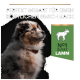 Ein flauschiger Hund mit einem braunen Halsband schaut seitlich, mit dem Text: "Perfekt gegart für einen köstlichen Geschmack" und "Nr. 1 Zutat Lamm."