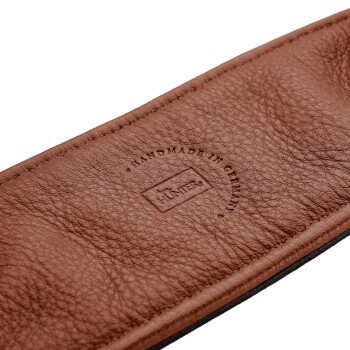 Nahaufnahme eines braunen, genarbten Lederhalsbandriemens mit Prägung 'HANDMADE IN GERMANY' und HUNTER-Logo.