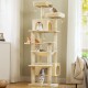 Beiger mehrstufiger Kratzbaum im Wohnzimmer mit fünf Katzen auf Plattformen, hängenden Bommelspielzeugen und einem kleinen Block mit der Aufschrift '1'.