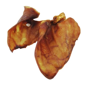 Zwei Stück getrocknete Tierohren-Leckerlis für Hunde, die eine reichhaltige braune Farbe und eine leicht faltige Textur zeigen.