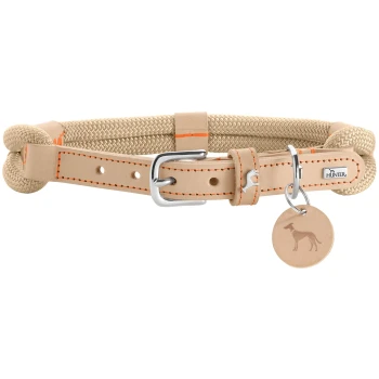 Halsband Malia beige 55 cm Ein stilvoller beiger Hundehalsband aus Seil und Leder, mit orangefarbenen Nähten und einer Metallschnalle, mit einem runden Anhänger, der einen Hund darstellt.