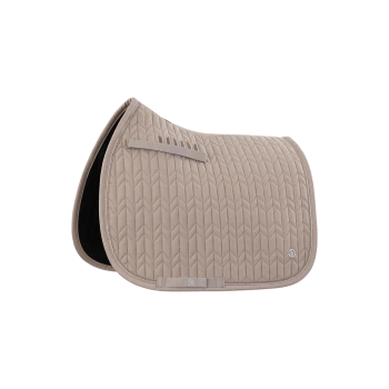 Beige, gestepptes Pferdesattelpad mit einem strukturierten Muster und einer schwarzen Unterseite, mit einem kleinen Logo und einem Riemen zur Sicherung.
