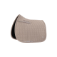 Beige, gestepptes Pferdesattelpad mit einem strukturierten Muster und einer schwarzen Unterseite, mit einem kleinen Logo und einem Riemen zur Sicherung.