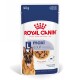 Pochette de nourriture pour chiens Royal Canin Maxi Adult, 140g, avec des morceaux dans une sauce, avec une image de Berger Allemand et un texte sur la taille et la santé digestive.