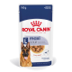 Torebka z jedzeniem dla psów Royal Canin Maxi Adult, 140g, z kawałkami w sosie, z wizerunkiem owczarka niemieckiego i tekstem na temat rozmiaru i zdrowia trawiennego.