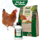 Ein braunes Huhn im Schnee neben einem 5 kg "HühnerLand Winter Futter" Sack und einer 250 ml "Winter Immunol" Flasche, beide für die Winterpflege.