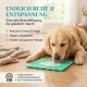 Ein sibirischer Husky leckt ein grünes wandmontiertes Spielzeug mit dem Text 'DIE IDEALE BESCHÄFTIGUNG & LANGANHALTENDER SPASS' darunter.