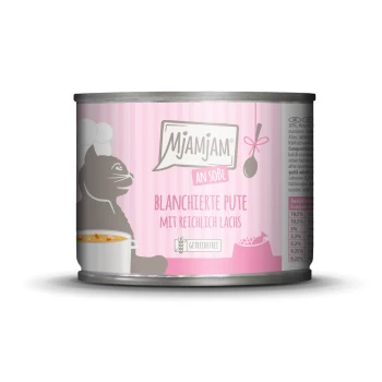 Dosenfutter für Katzen mit der Aufschrift 'Mjamjam An Sobe Blanchierte Pute mit reichlich Lachs', mit einem Cartoon-Kochkater und pinkem Hintergrund.