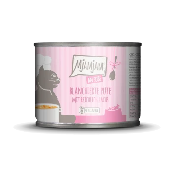 Blikjes kattenvoer gelabeld 'Mjamjam An Sobe Blanchierte Pute mit reichlich Lachs,' met een cartoonkat chef en een roze achtergrond.