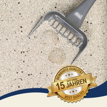 Eine graue Katzenstreuschaufel, die auf feinem, hellfarbigem Katzenstreu mit schwarzen Flecken ruht, mit einem goldenen Abzeichen, das "15 Jahre" und "Beste Qualität" angibt.