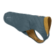 Eine blaue, gesteppten Hundejacke mit goldenem Innenfutter, mit dem "Ruffwear"-Logo an der Seite und einer Taschen-Detail.