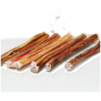 Natürliche Bully-Sticks Hundekauartikel, auf weißer Oberfläche angeordnet, zeigen strukturierte Enden und verschiedene Brauntöne.