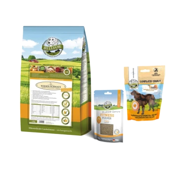 Ein 4 kg Sack BELLFOR 'Wiesen-Schmaus' Hundefutter, 'Fitness Pulver' Ergänzung und 'Complete-Snack' Leckerlis mit grünen Feldern im Hintergrund.