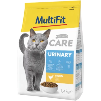 Chat gris aux yeux jaunes sur un sac de nourriture pour animaux étiqueté "MultiFit Care Urinary" avec saveur de poulet, 1,4 kg.
