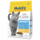 Chat gris aux yeux jaunes sur un sac de nourriture pour animaux étiqueté "MultiFit Care Urinary" avec saveur de poulet, 1,4 kg.