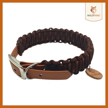 Braunes Paracord-Hundehalsband mit einer Metallschnalle und einem Holzanhänger mit dem Logo "WILDFANG".