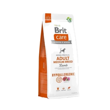 Eine Tüte Brit Care Hundefutter, beschriftet mit "Adult Medium Breed Lamb", mit einer hypoallergenen Formel mit Probiotika, entworfen für erwachsene Hunde.
