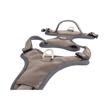 Graue gepolsterte Hundegeschirre mit Metall-D-Ringen und verstellbaren schwarzen Schnallen auf weißem Hintergrund.