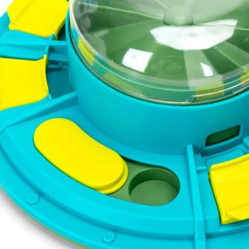 Buntes Haustierspielzeug mit einer transparenten Kuppel und interaktiven Tasten in Blau und Gelb, entworfen für ansprechendes Spielen.