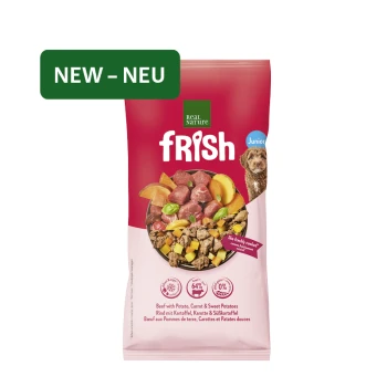 Roter Real Nature frish Junior-Hundefutterbeutel mit Label „NEW - NEU“, Welpenfoto und einer Schüssel mit Rindfleisch, Kartoffel und Karotten; Aufschrift „Rind mit Kartoffel, Karotte & Süßkartoffeln“