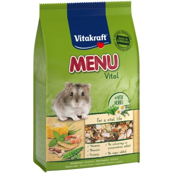 Sac vert de nourriture pour hamster Vitakraft MENU Vital avec un mignon hamster nain, présentant des ingrédients et des allégations de santé comme des vitamines et sans additifs.