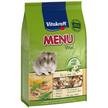 Sac vert de nourriture pour hamster Vitakraft MENU Vital avec un mignon hamster nain, présentant des ingrédients et des allégations de santé comme des vitamines et sans additifs.