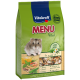 Grüne Tüte Vitakraft MENU Vital Hamsterfutter mit einem niedlichen Zwerghamster, mit Zutaten und Gesundheitsansprüchen wie Vitaminen und ohne Zusatzstoffe.