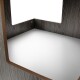 Nahaufnahme eines modernen Haustierregals mit dunkler Holzmaserung und weißer Oberfläche, mit einem Ecken-Design.