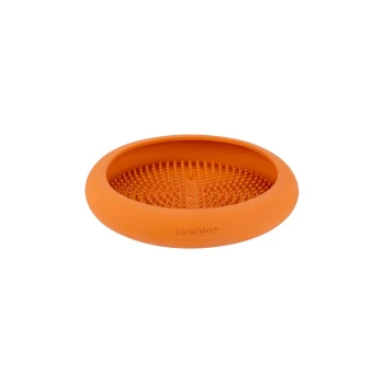 Orangefarbene LickiMat Fütterungsmatte für Haustiere mit strukturierter Oberfläche zum Lecken, entworfen, um langsames Essen und mentale Stimulation zu fördern.