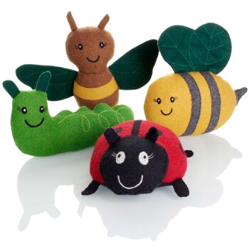 Vier bunte, plüschige Insektenspielzeuge: eine grüne Raupe, eine braune Biene mit Flügeln, eine gelbe Biene mit Streifen und ein roter Marienkäfer, alle mit lächelnden Gesichtern.