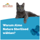 Eine graue Katze, die auf einer blauen Fläche entspannt, mit dem Text 'Warum Almo Nature Sterilised wählen?' darüber, der Almo Nature Produkte bewirbt.