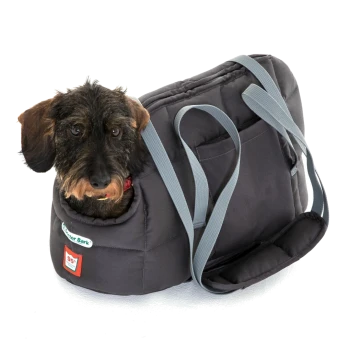 Ein kleiner Hund schaut aus einer grauen Tragetasche mit Schultergurten heraus, mit einem Logo, das "Motor Bark" liest.
