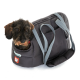 Ein kleiner Hund schaut aus einer grauen Tragetasche mit Schultergurten heraus, mit einem Logo, das "Motor Bark" liest.
