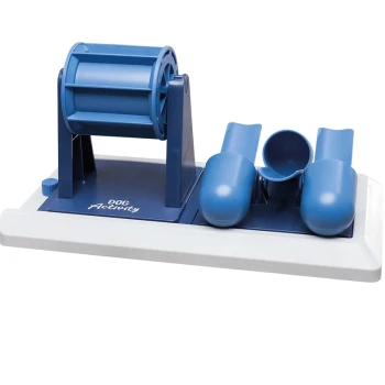 Blaues Hundespielzeug mit Aktivität, das eine rollende Trommel und zwei Leckerli-Fächer auf einer weißen Basis zeigt, beschriftet mit "DOG Activity."